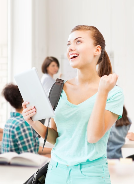 concepto de educación, tecnología e internet - chica estudiante feliz con tablet pc