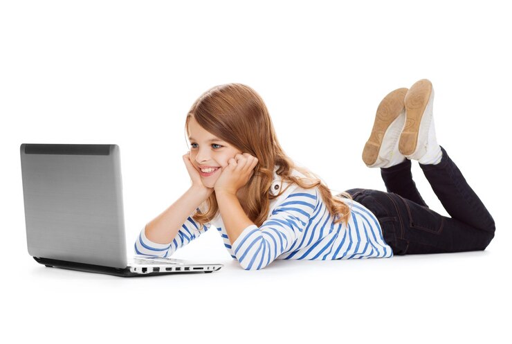Foto concepto de educación, tecnología e internet - niña estudiante sonriente con computadora portátil tirada en el suelo