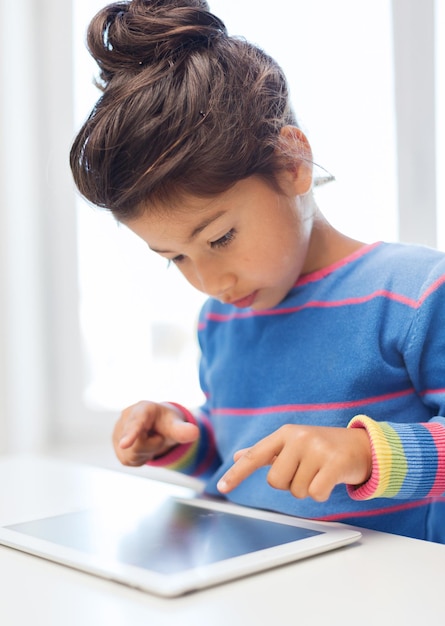 concepto de educación, tecnología e internet - niña pequeña con tablet pc