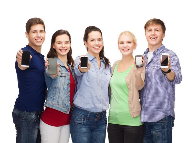 Concepto de educación y tecnología moderna: estudiantes sonrientes que muestran pantallas de teléfonos inteligentes en blanco