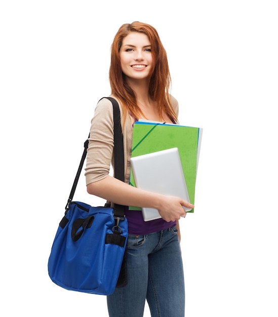 Concepto de educación, tecnología y personas - estudiante sonriente con bolsa, carpetas y computadora tablet pc de pie