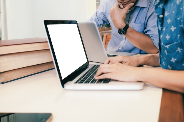 Concepto de educación y trabajo en equipo empresarial.
