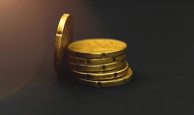 Concepto de efectivo y negocios, pila de monedas de euro doradas, foto de negocios y finanzas