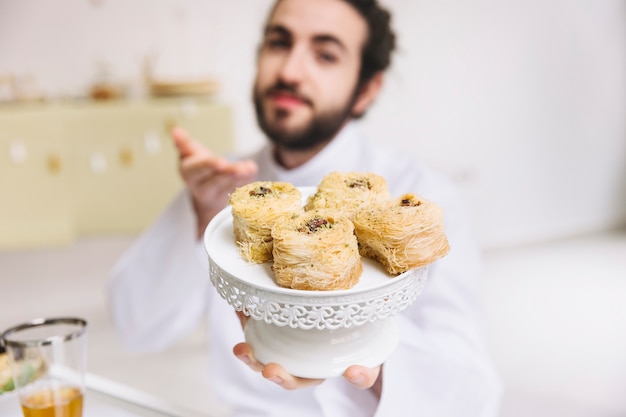 Foto concepto de eid-al fitr con pasteles árabes