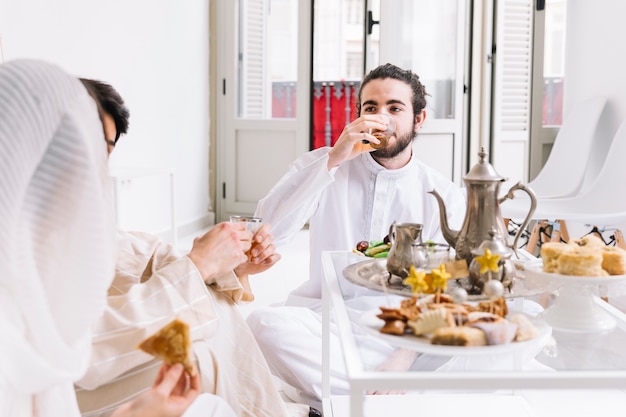 Foto concepto de eid con grupo de amigos comiendo