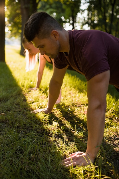 Concepto de ejercicios deportivos de flexiones al aire libre de entrenamiento emparejado. trabajo de formador. estilo de vida del deportista.