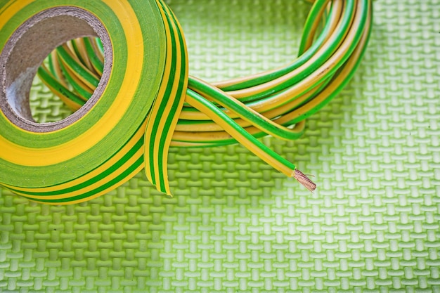 Concepto de electricidad de cables eléctricos de cinta aislante enrollada