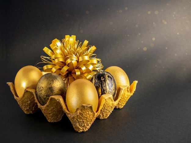 Concepto elegante de huevos dorados de Pascua Huevos dorados de Pascua sobre un fondo oscuro con bokeh