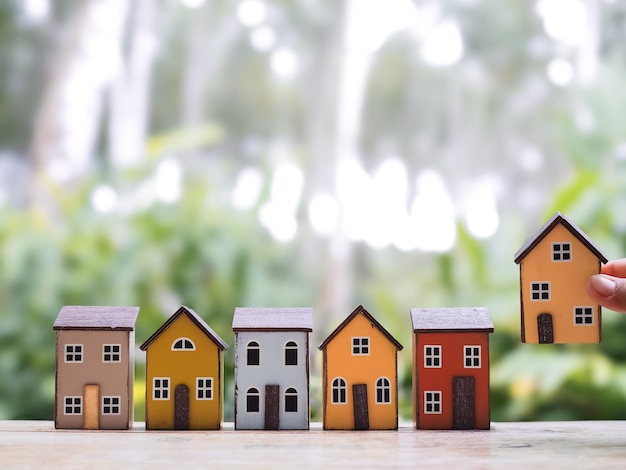 El concepto de elegir la mejor propiedad elegir una casa adecuada para planificar la vida en el futuro bienes raíces