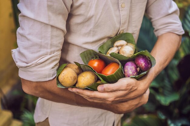 Concepto de embalaje de productos ecológicos verduras envueltas en una hoja de plátano como alternativa a un