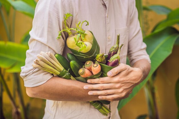 Concepto de embalaje de productos ecológicos verduras envueltas en una hoja de plátano como alternativa a un