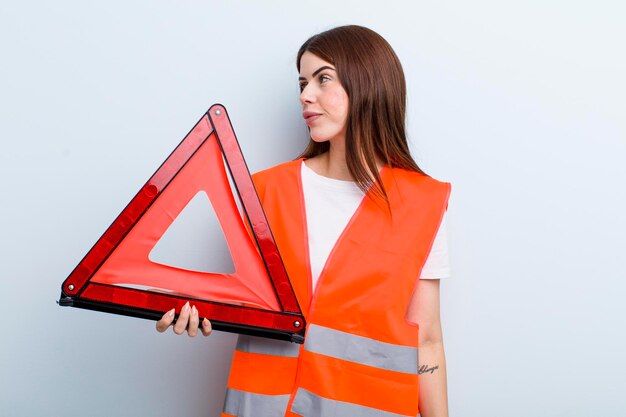 Foto concepto de emergencia de coche de mujer bonita adulta joven