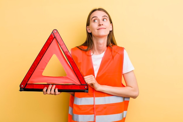 Concepto de emergencia de coche de mujer bonita adulta joven