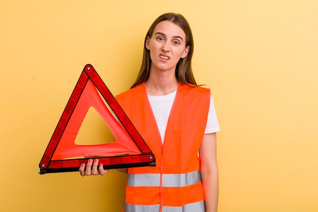 Concepto de emergencia de coche de mujer bonita adulta joven