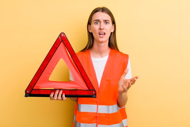 Concepto de emergencia de coche de mujer bonita adulta joven