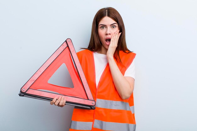 Concepto de emergencia de coche de mujer bonita adulta joven