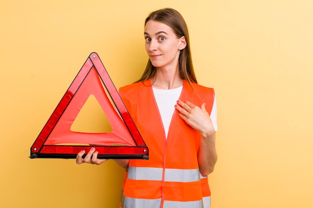 Concepto de emergencia de coche de mujer bonita adulta joven