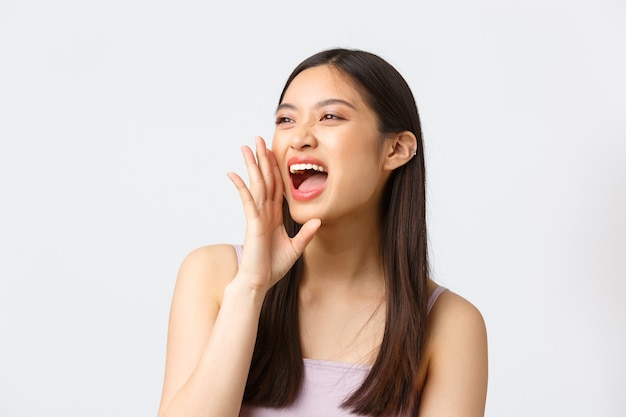 Concepto de emociones de belleza, moda y personas. Retrato de primer plano de niña asiática feliz sin preocupaciones haciendo