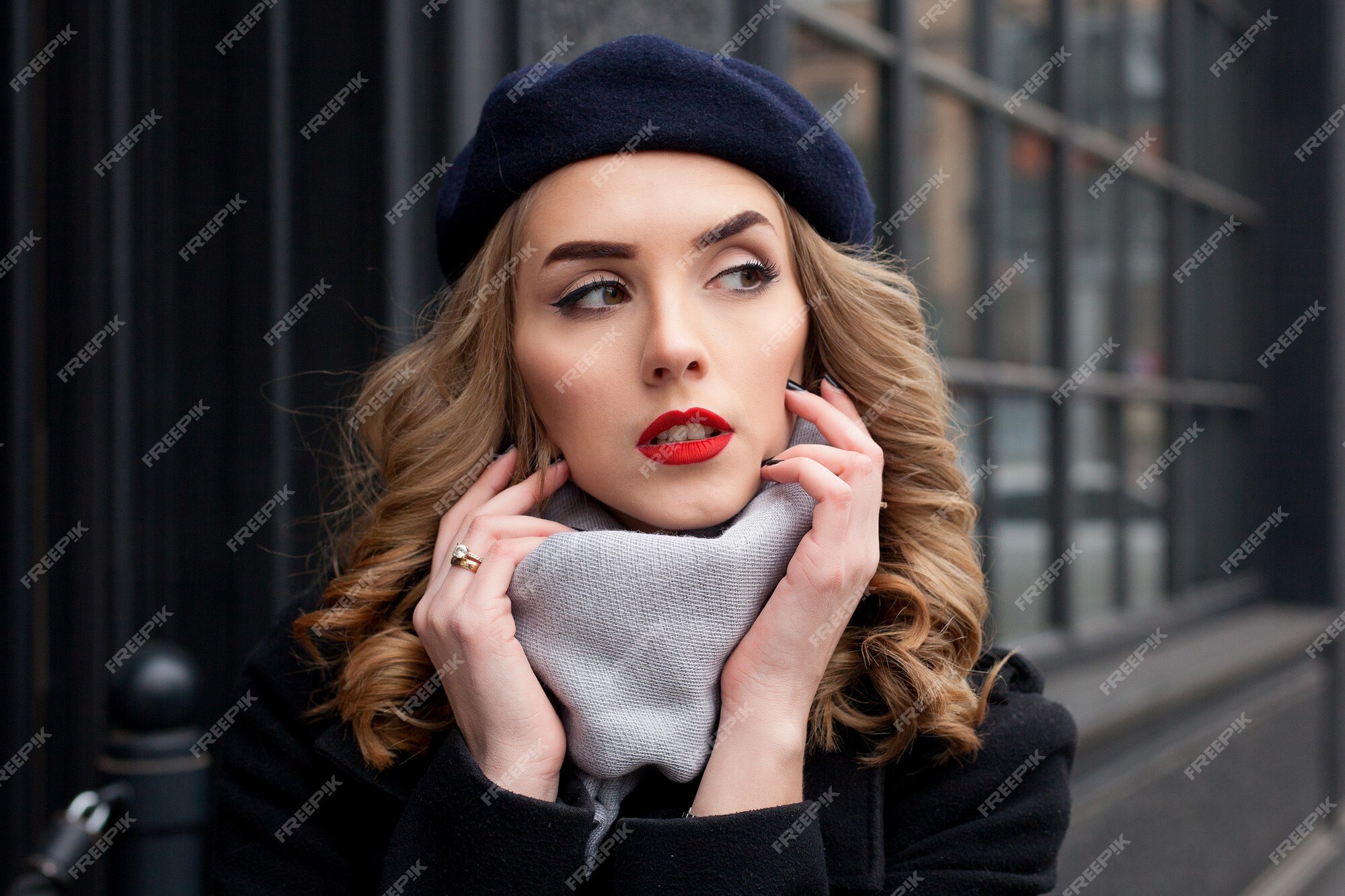 Concepto de emociones, personas, y estilo de vida - chica francesa. foto de calle de mujer joven con ropa clásica con estilo. concepto de moda femenina. estilo francés. | Foto Premium