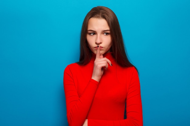 Concepto de emociones, personas, belleza, moda y estilo de vida - Retrato de mujer joven con expresión facial sorprendida