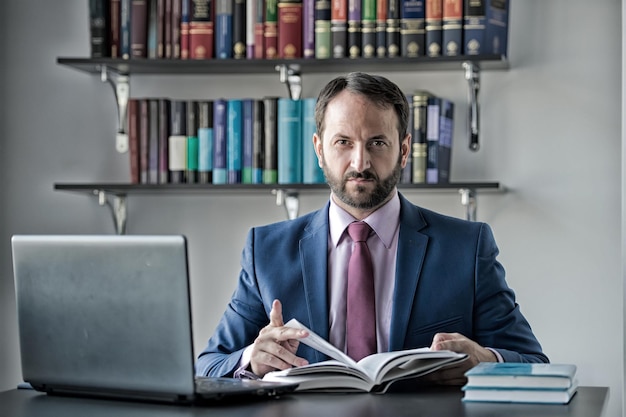 Concepto de emprendimiento empresarial Hombre en traje formal azul en el lugar de trabajo de oficina