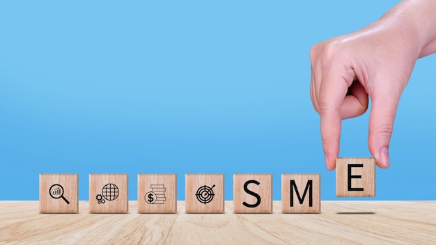 Concepto de empresa PYME abreviatura de pequeñas y medianas empresas Idea de puesta en marcha Paso de bloques de cubos de madera etiquetados PYME