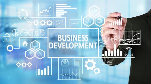 Concepto empresarial Empresario que escribe palabras de desarrollo empresarial en una pantalla virtual