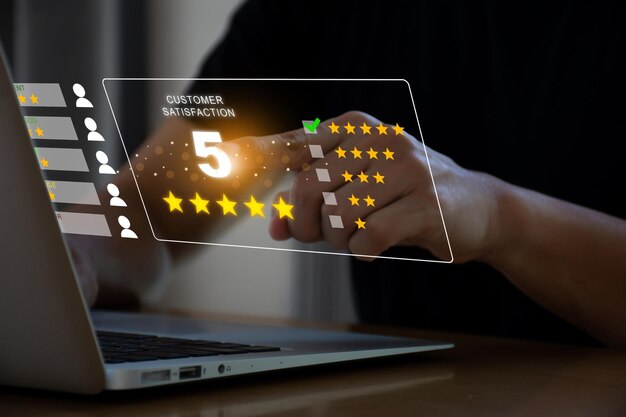 Concepto de encuesta de retroalimentación de satisfacción de revisión del cliente El usuario califica la experiencia del servicio.