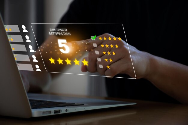 Concepto de encuesta de retroalimentación de satisfacción de revisión del cliente El usuario califica la experiencia del servicio.