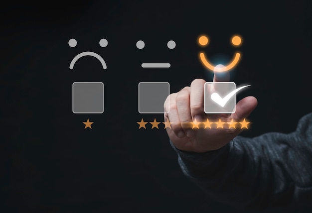 Foto concepto de encuesta de satisfacción del cliente, empresario tocando el icono de cara sonriente con cinco estrellas amarillas y marca correcta para evaluar el producto y el servicio.