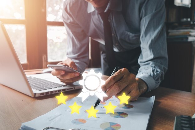 Concepto de encuesta de satisfacción del servicio al cliente Persona de negocios que utiliza un teléfono inteligente y presiona el emoticon de la cara sonriente en la pantalla táctil virtual Concepto de evaluación del servicio al consumidorx9
