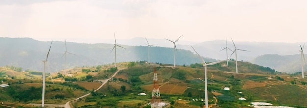 Concepto de energía ecológica Molino de viento en la colina con puesta de sol