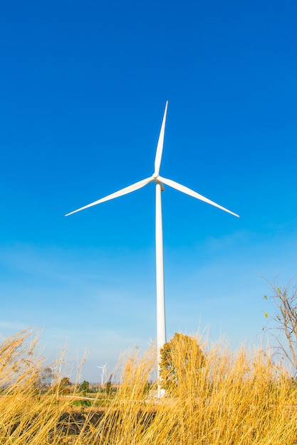 Concepto de energía verde. Generador de turbina eólica en cielo azul