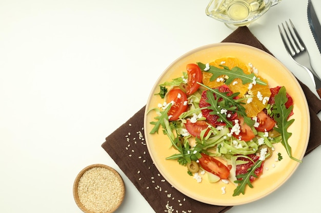 Concepto de ensalada de comida sabrosa con espacio naranja rojo para texto