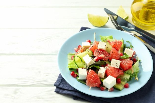 Concepto de ensalada de comida sabrosa con espacio naranja rojo para texto