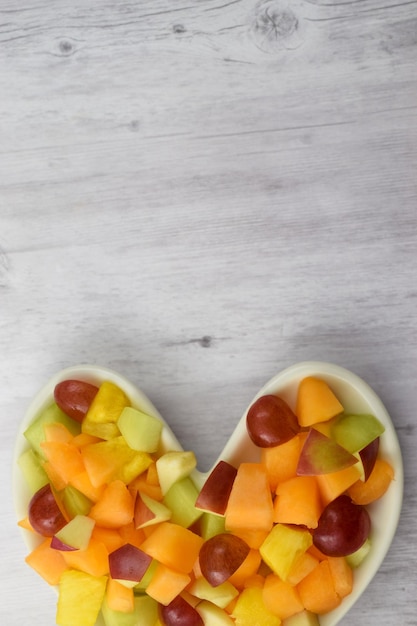 Concepto de ensalada de frutas saludables para el corazón con espacio de copia