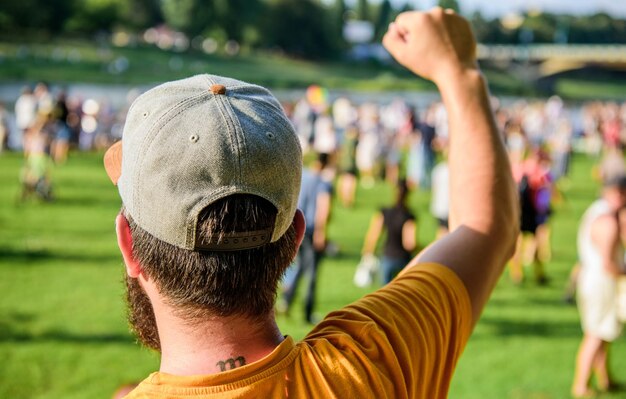 Concepto de entretenimiento Visite el festival de verano Guy celebre la festividad o el festival Summer fest Hombre barbudo hipster frente a la multitud Reserve boleto ahora Concierto al aire libre Día de la ciudad Festival de música