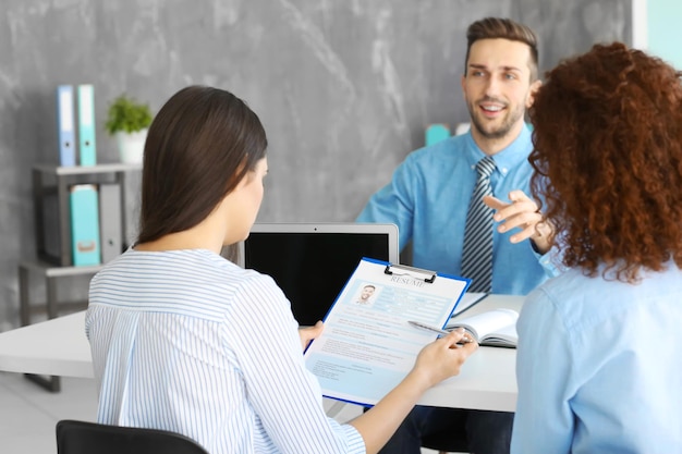 Foto concepto de entrevista de trabajo comisión de recursos humanos entrevistando a hombre