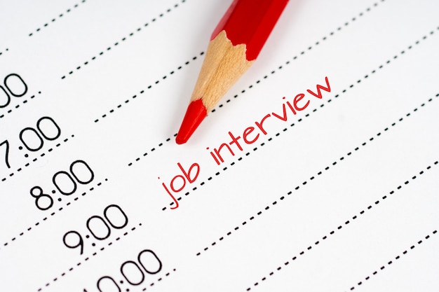 Concepto de entrevista de trabajo con lápiz rojo