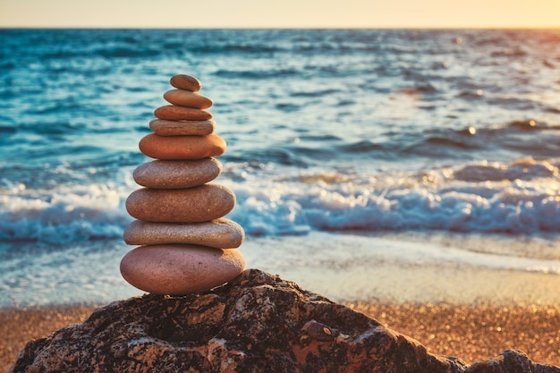 Concepto de equilibrio y armonía pila de piedras en la playa