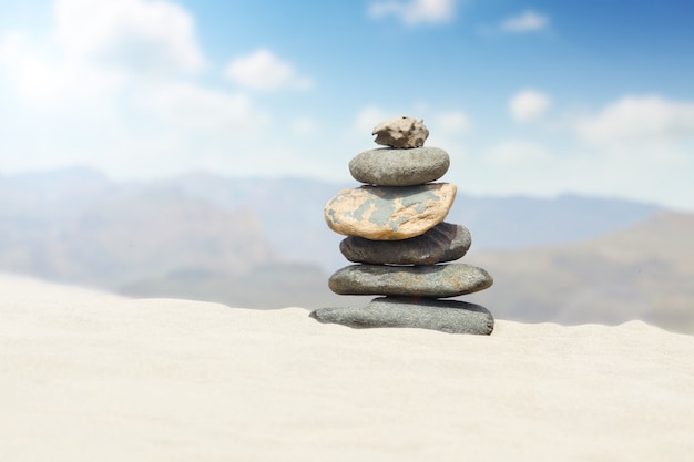 Concepto de equilibrio y armonía. Rocas en la costa del mar en la naturaleza.