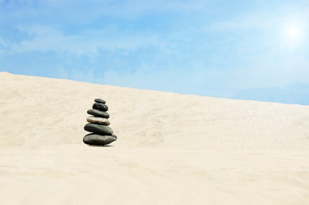 Concepto de equilibrio y armonía. Rocas en la costa del mar en la naturaleza.