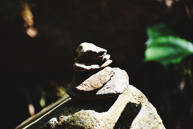 Concepto de equilibrio y bienestar Primer plano de piedras de río en equilibrio en el arroyo de montaña poco profundo