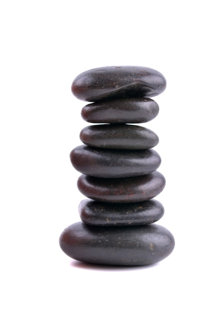 Concepto de equilibrio de piedras zen aislado en blanco