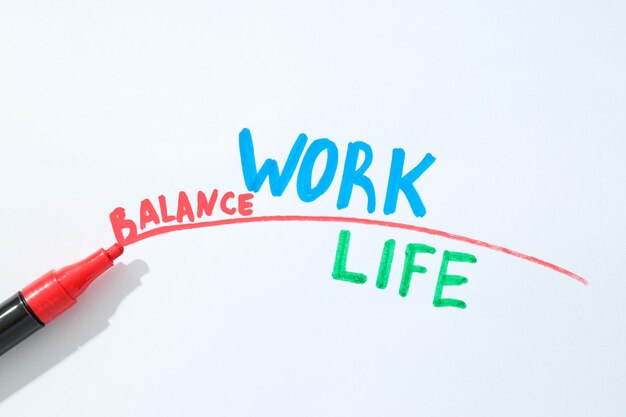 Concepto de equilibrio entre la vida laboral y la vida personal en un cuaderno