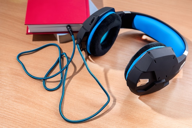 El concepto es escuchar audiolibros. Los auriculares modernos están conectados al libro.