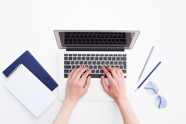 Foto concepto de escritorio de vista superior con manos de mujer