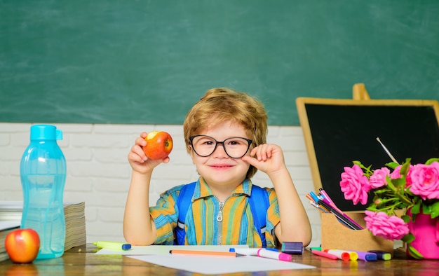 Concepto de escuela colegial en gafas educación y aprendizaje pequeño colegial en educación en el aula