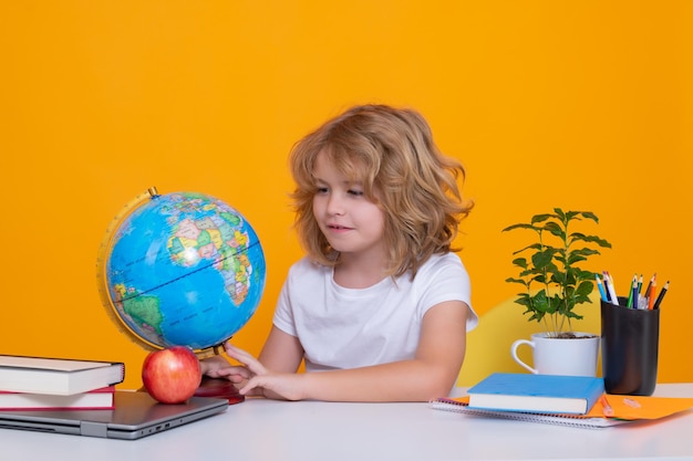 Concepto de escuela y educación Retrato de niño lindo escolar aislado sobre fondo amarillo Regreso a la escuela