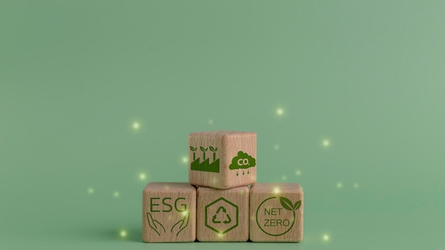 concepto ESG de medio ambiente social y gobernanza negocios sostenibles y éticos cubos de madera con texto ESG entre la mano de negocios al icono de la tierra verde incluyendo espacio de copia